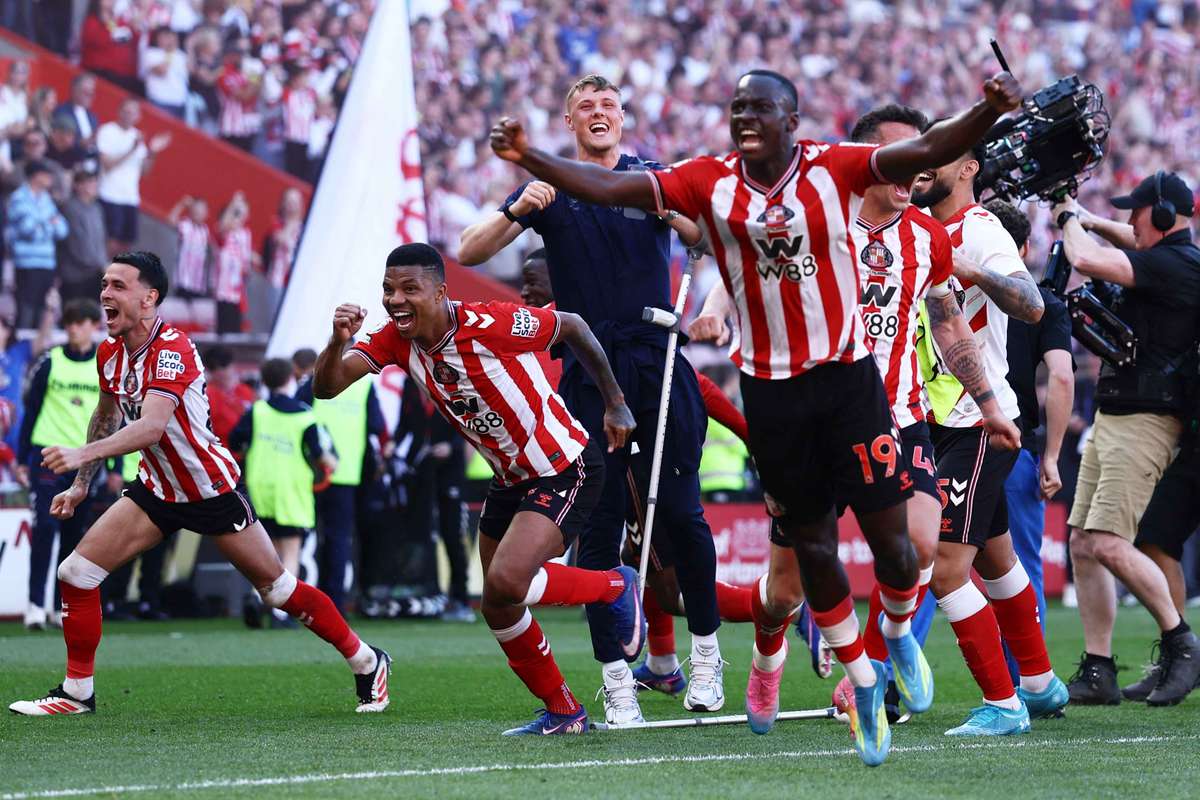 Sunderlands Habib Diarra and teammates celebrate after the 2-1 win over Chelsea that secured European football