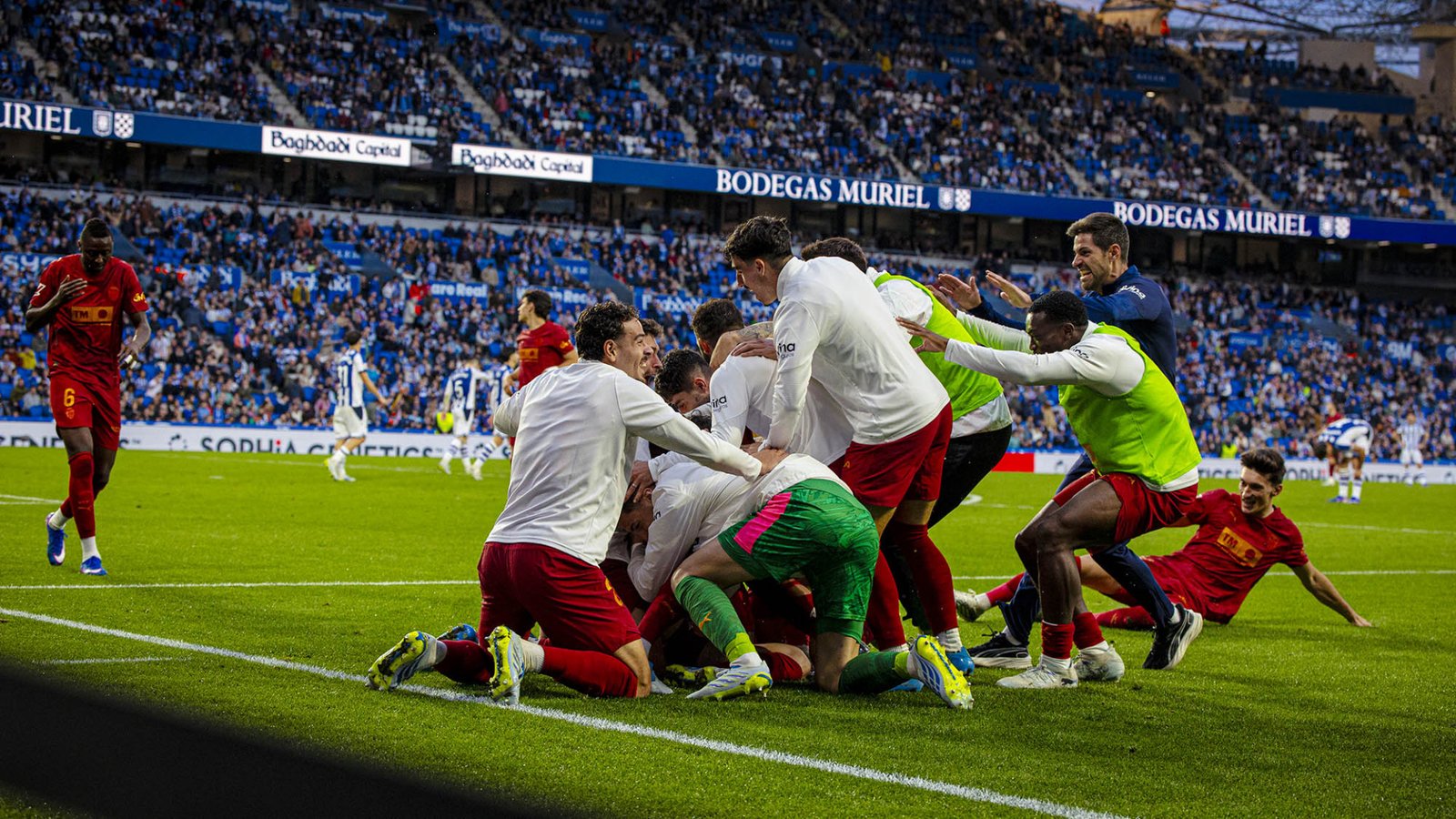 Valencia players celebrate the late winning goal at Anoeta against Real Sociedad (3-4)