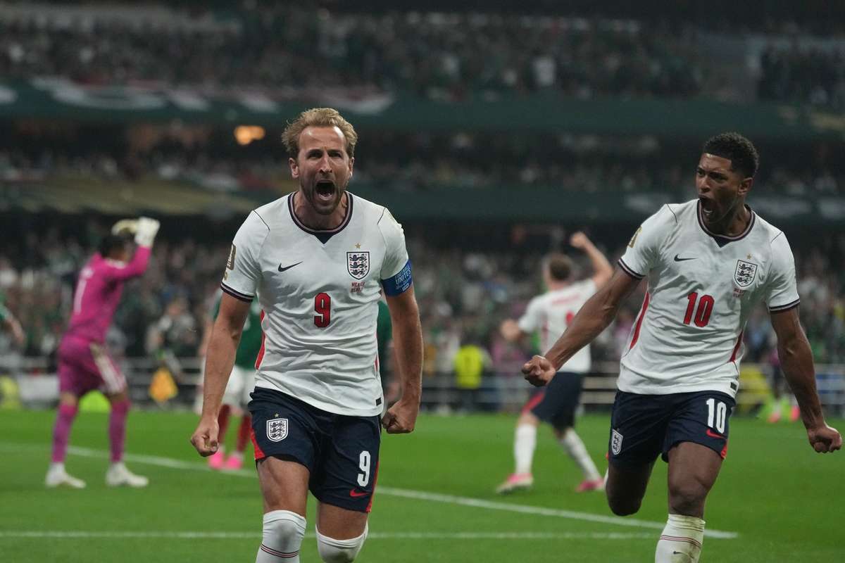 Harry Kane and Jude Bellingham celebrate England goal against Mexico at Estadio Azteca, World Cup 2026 Round of 16