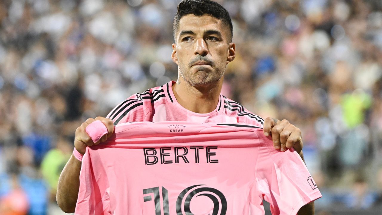 Luis Suárez holds up Berterame's shirt after scoring the winning penalty for Inter Miami