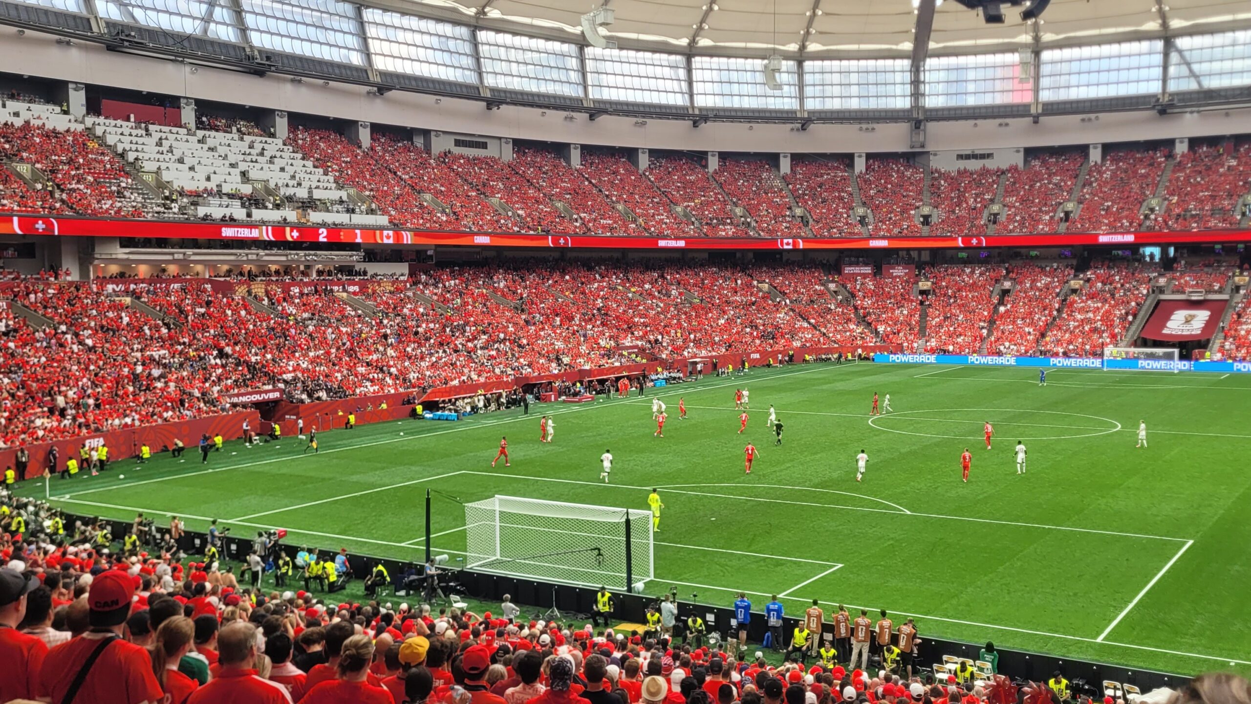 Ruben Vargas et Johan Manzambi de la Suisse en action lors du Mondial 2026 — Vargas marquera le penalty décisif contre la Colombie en huitième de finale à Vancouver
