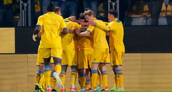 Frosinone players celebrate a goal in front of their supporters