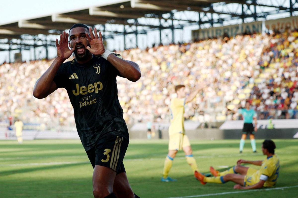 Bremer celebrates during Frosinone vs Juventus