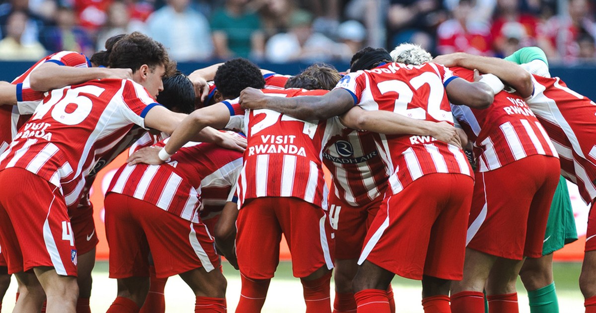 Atletico Madrid players huddle before kick-off at the Metropolitano